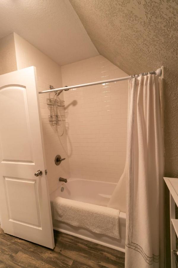 Spacious Rustic Downtown Market St 1 Bedroom Apt, Sleeps Up To 5, Steps To Honeywell & Eagles Theatre Wabash Εξωτερικό φωτογραφία